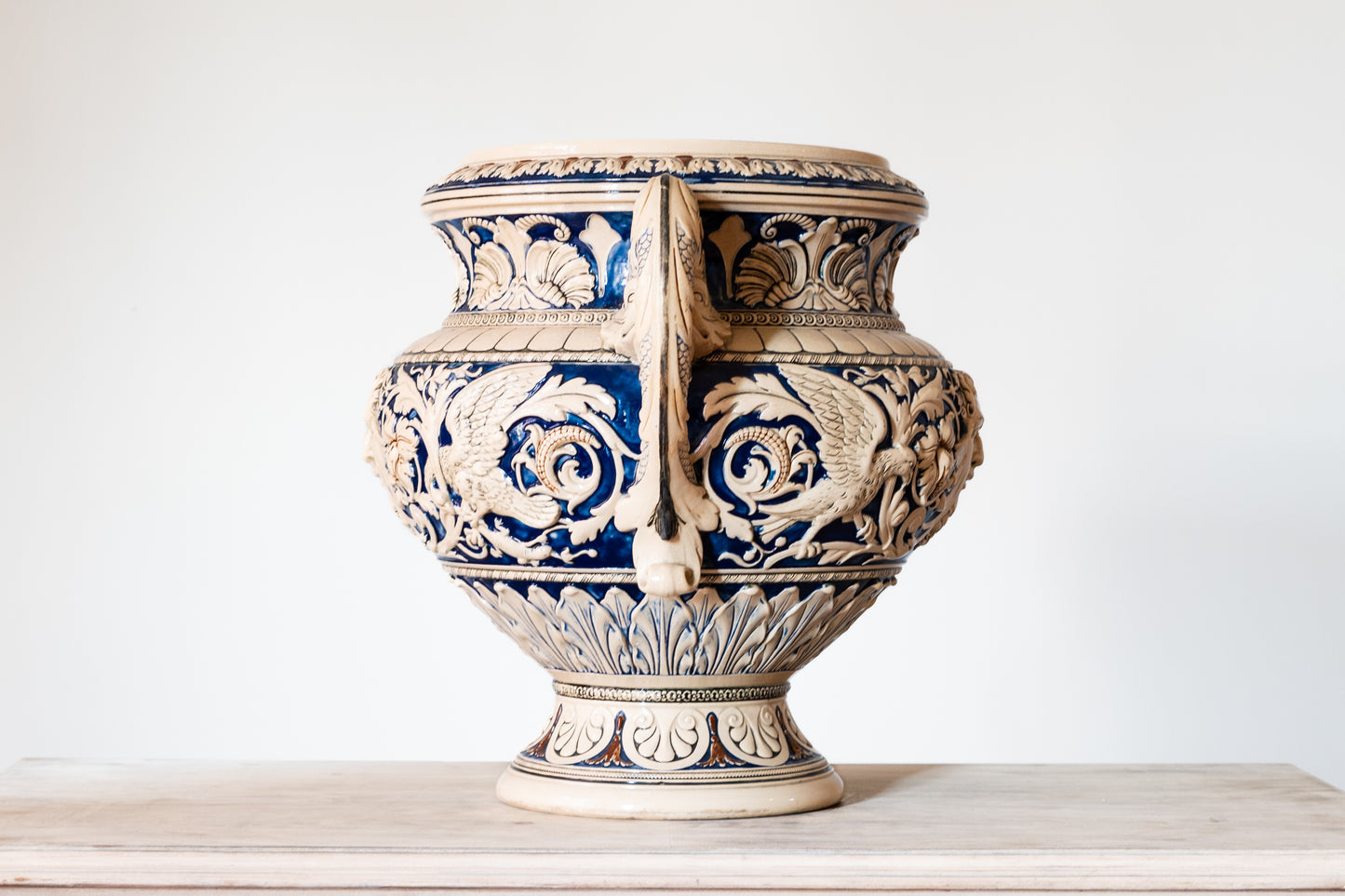 GRAND MAJOLICA JARDINIERE, 19TH CENTURY