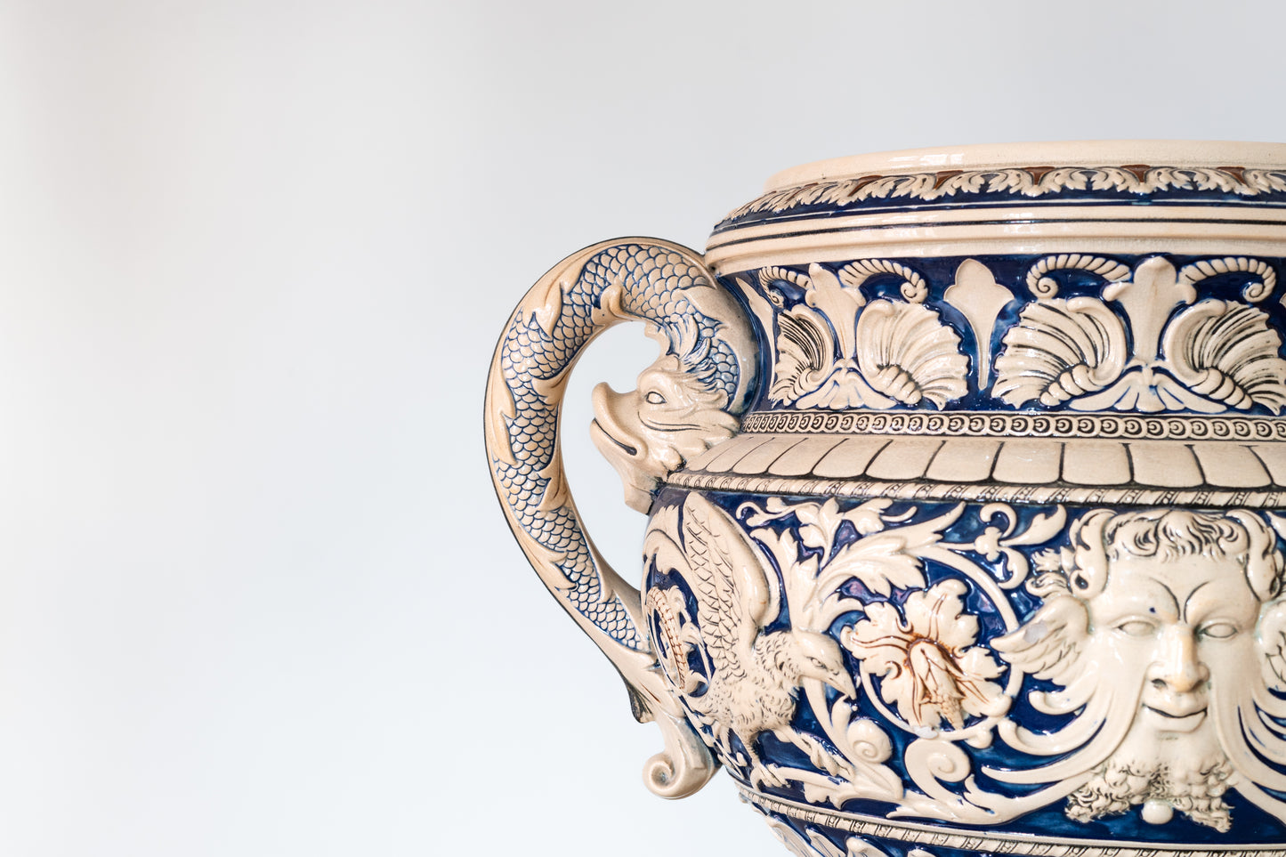 GRAND MAJOLICA JARDINIERE, 19TH CENTURY