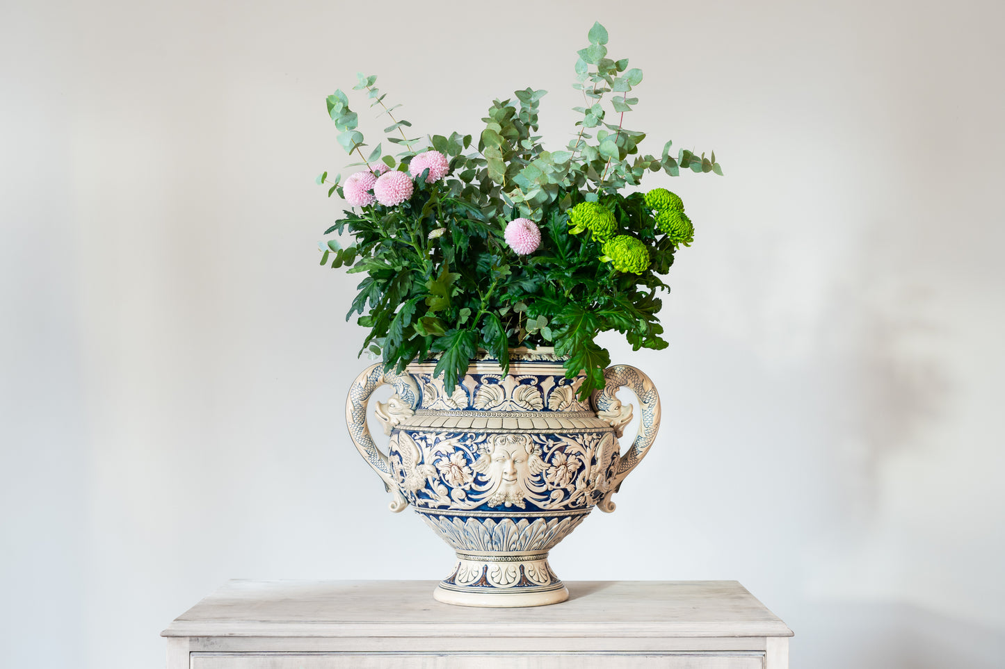 GRAND MAJOLICA JARDINIERE, 19TH CENTURY